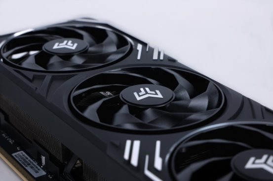 支持DLSS4，从“新”出发|影驰GeForce RTX 5080金属大师OC系列测评